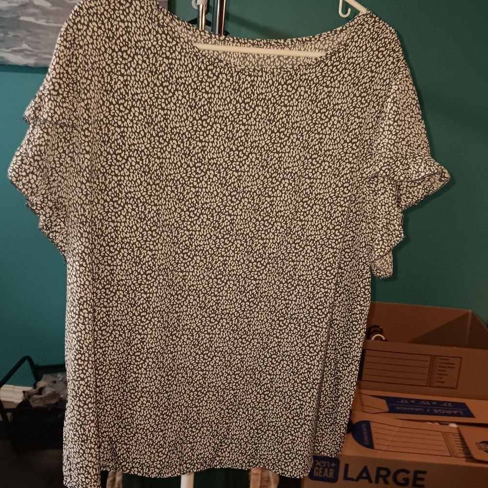 Women's Black and White Patterned Top